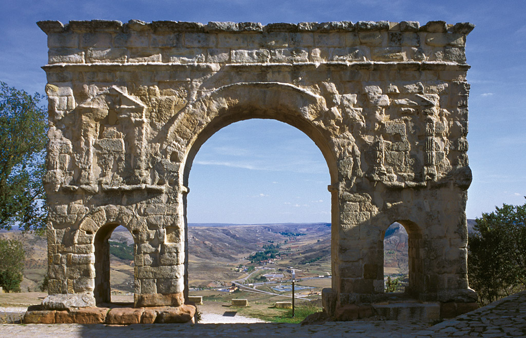 Arco-romano-de-Medinaceli-(fondo-paisaje)