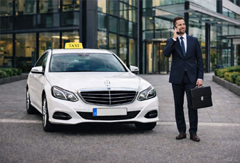 Taxi Mercedes para empresas en Soria con cliente ejecutivo y maletín