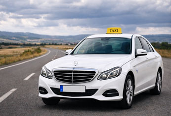Taxi Mercedes en servicio de larga distancia desde Soria en carretera abierta